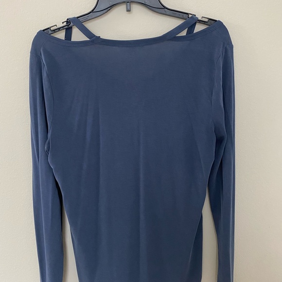 Women’s Time & Tru Long Sleeve Cold Shoulder T-Shirt, Blue, Size M - Picture 4 of 6